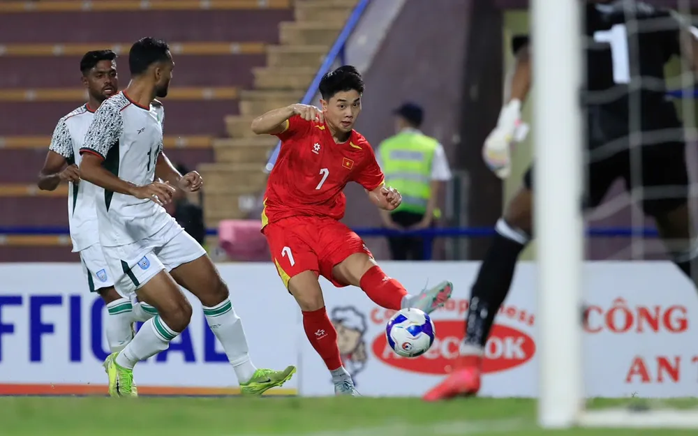 Khả năng chuyển hóa cơ hội thành bàn thắng của U23 Việt Nam ở trận gặp U23 Bangladesh còn hạn chế. ẢNH: MINH HOÀNG 