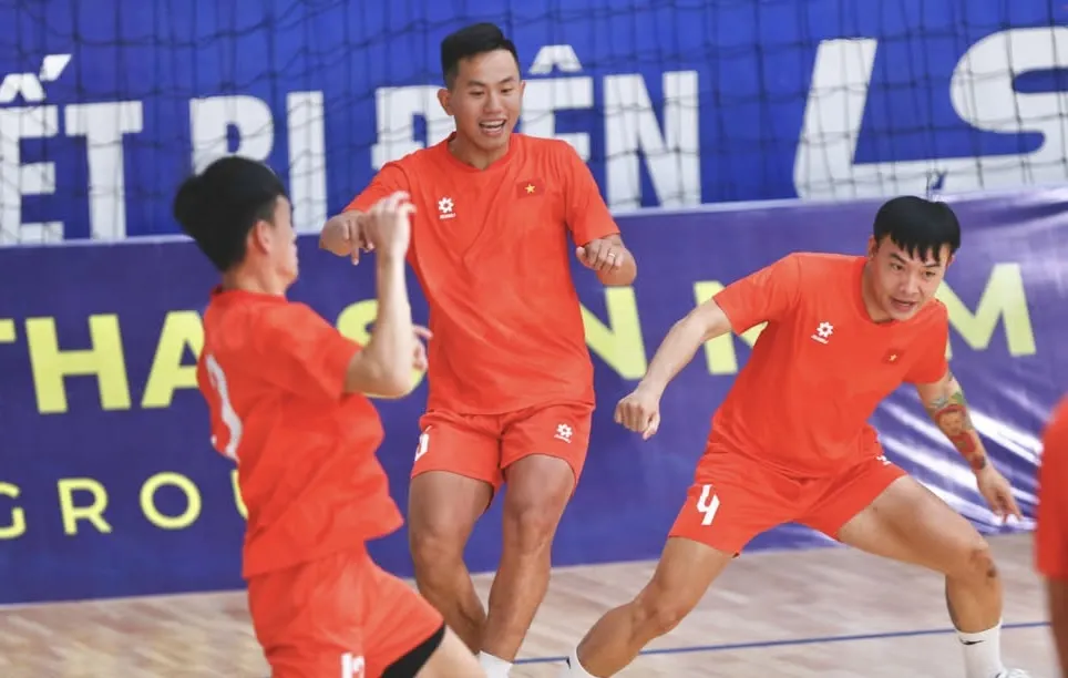 Các tuyển thủ futsal Việt Nam thoải mái trong quá trình chuẩn bị cho vòng loại Giải futsal châu Á 2026. ẢNH: ANH TRẦN