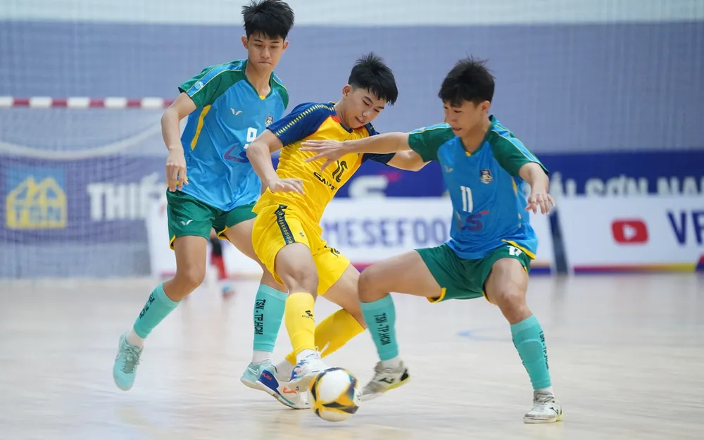 U20 Thái Sơn Nam TPHCM (áo xanh) và U20 Sahako tạo ra trận khai mạc đầy hấp dẫn. ẢNH: TÂM HÀ 