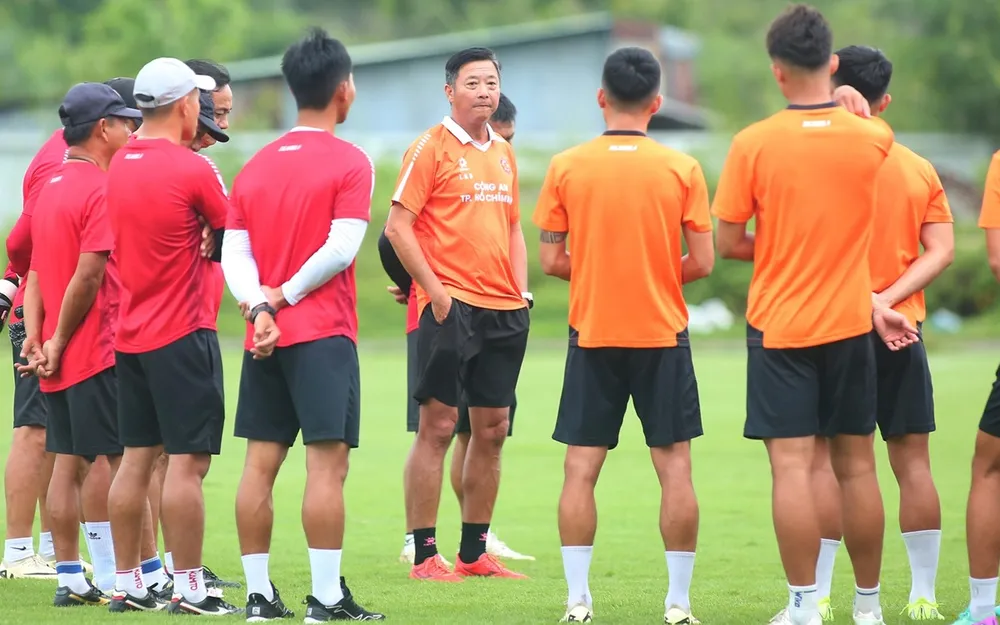 Thầy trò HLV Lê Huỳnh Đức tiếp đón Nam Định ở trận cầu dự báo đầy khó khăn. ẢNH: ĐÌNH VIÊN 