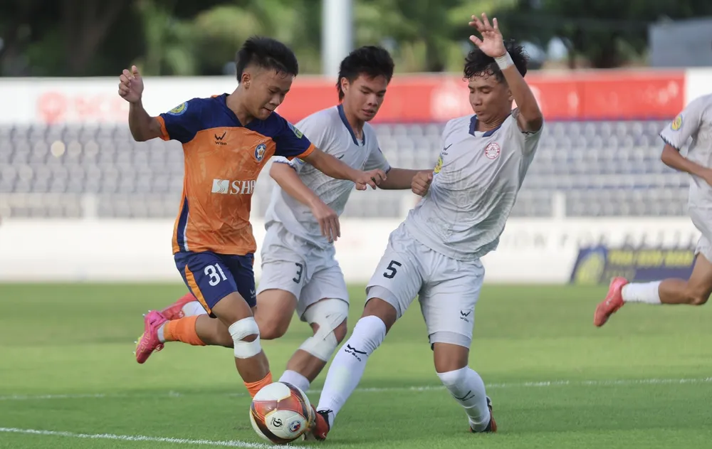 Trận khai mạc giữa U17 CLB Bóng đá TPHCM (áo trắng) và U17 Đà Nẵng (áo cam) diễn ra hấp dẫn. ẢNH: DŨNG PHƯƠNG