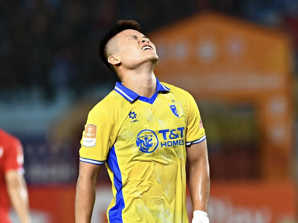 Tiền đạo Tuấn Hải thể hiện sự thất vọng khi Hà Nội FC sớm dừng bước tại Cúp Quốc gia 2025-2026. ẢNH: MINH DÂN