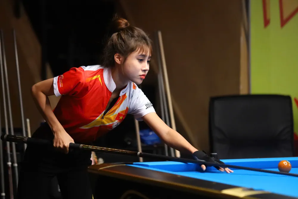 Nữ cơ thủ Đinh Thị Thanh Nga tham dự Box Billiards Mixed Doubles Open 2025. ẢNH: TÂM HÀ 