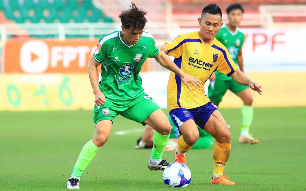 Các cầu thủ Bắc Ninh (áo vàng) được nhận diện là ứng viên thăng hạng V-League 2026-2027. ẢNH: DŨNG PHƯƠNG 