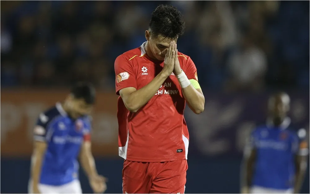 Tiền đạo Nguyễn Tiến Linh không ăn mừng khi ghi bàn vào lưới đội bóng cũ Becamex TPHCM. ẢNH: DŨNG PHƯƠNG 