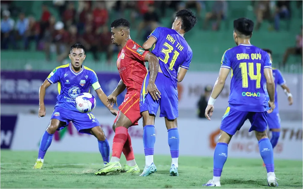 Đại học Văn Hiến (áo xanh) cầm hòa Quy Nhơn United ngay trên sân khách. ẢNH: QUỲNH MAI 