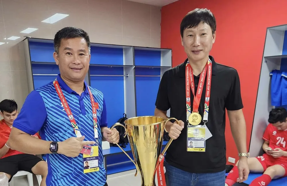 Ông Đinh Hồng Vinh (áo xanh), trợ lý của HLV Kim Sang-sik, được bổ nhiệm làm Chủ tịch Quy Nhơn United