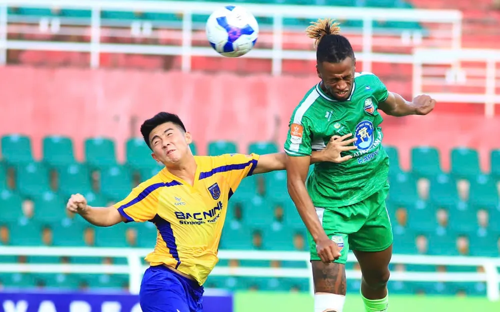 Ngoại binh kỳ cựu Jermie Lynch (áo xanh lá) là điểm tựa cho đội bóng còn non trẻ Đại học Văn Hiến. ẢNH: ANH TRẦN 