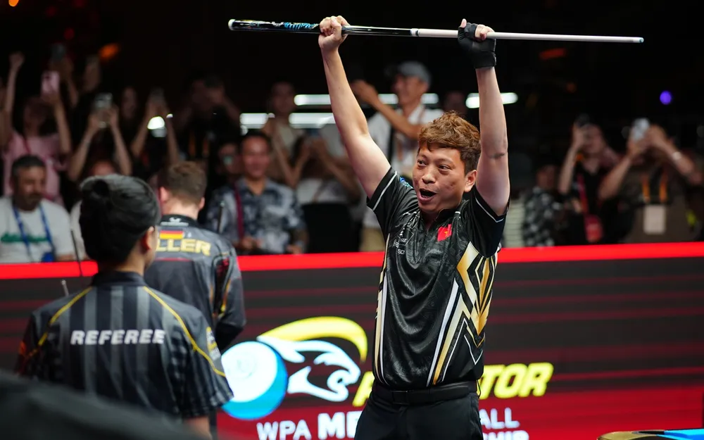 Hoàng "Sao" ăn mừng đầy cảm xúc với người hâm mộ có mặt tại Nhà thi đấu Quân khu 7. ẢNH: TÂM HÀ 