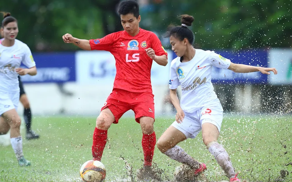 Trời mưa đã ảnh hưởng đến chất lượng chuyên môn trận đấu giữa CLB nữ TPHCM và Hà Nam. ẢNH: TÂM HÀ 