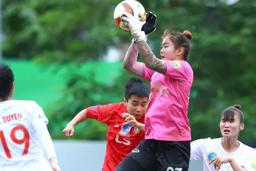 Một số trận đấu tại Giải nữ VĐQG 2025 bị tạm hoãn. ẢNH: TÂM HÀ 