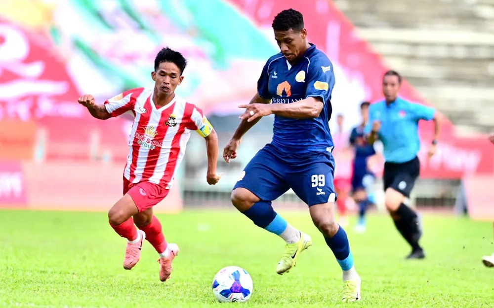 Quy Nhơn United (áo xanh) đối diện áp lực phải thắng đội khách Long An (áo đỏ, trắng). ẢNH: ANH TRẦN 