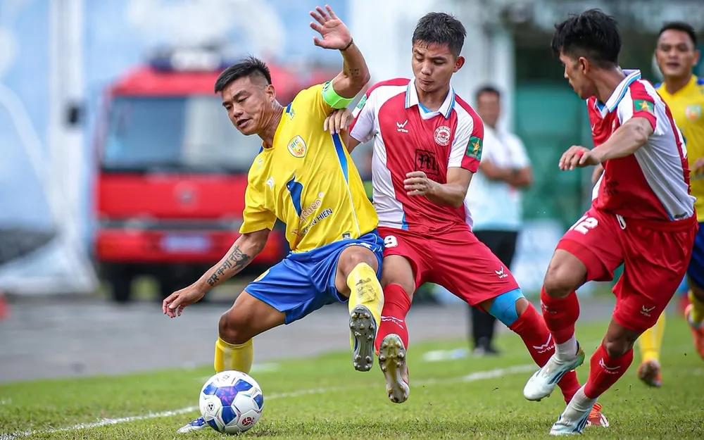 Cựu tuyển thủ U23 Việt Nam Hữu Khôi (Đồng Tháp, áo vàng) ghi siêu phẩm vào lưới CLB TPHCM. ẢNH: CAO TOÀN