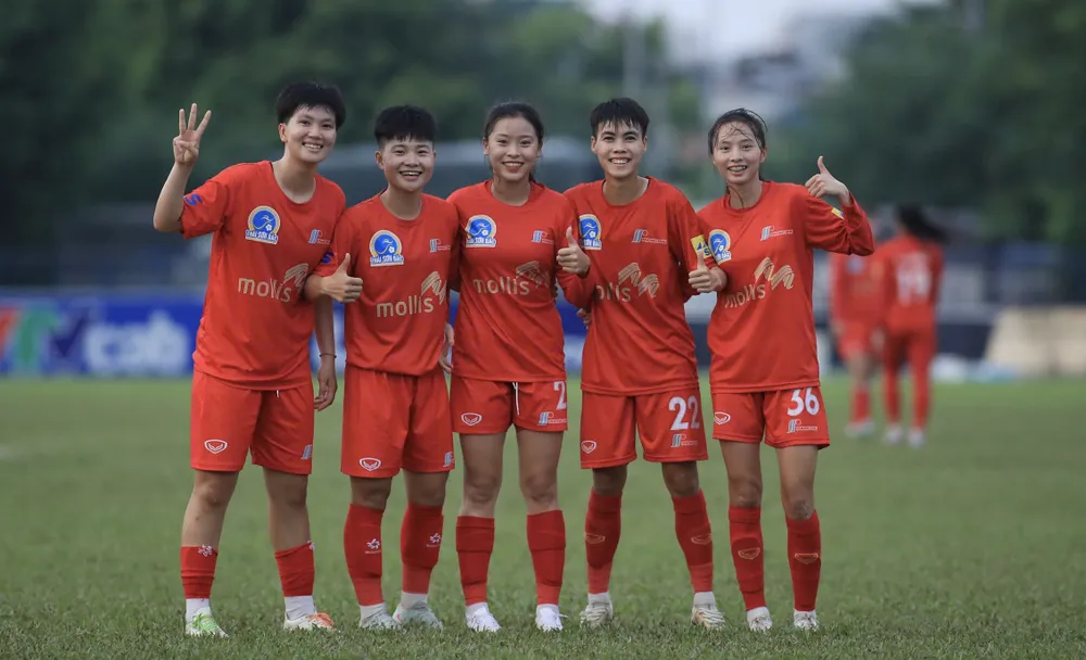 Niềm vui của CLB nữ Hà Nam khi thắng trận đầu tiên tại Giải nữ VĐQG 2025. ẢNH: TÂM HÀ