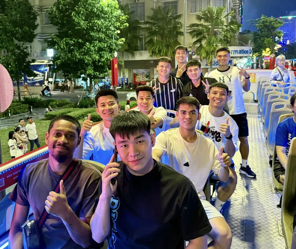 Các tuyển thủ Việt Nam khám phá TPHCM về đêm. ẢNH: DŨNG TƯ 