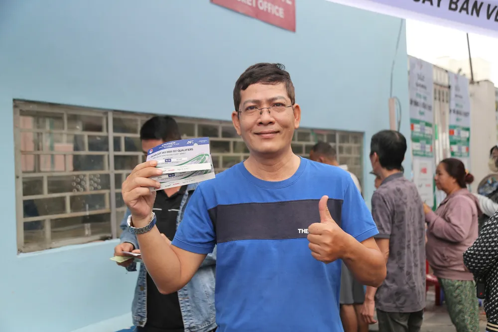 Cổ động viên háo hức cầm trên tay tấm vé xem trận Nepal - Việt Nam. ẢNH: DŨNG PHƯƠNG 