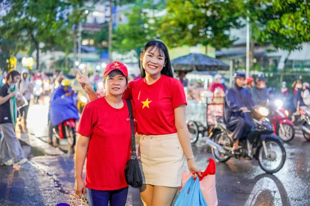 Cổ động viên Lê Thảo Ngân cùng mẹ đến sân Thống Nhất từ sớm để cổ vũ cho tuyển Việt Nam. ẢNH: DŨNG PHƯƠNG 