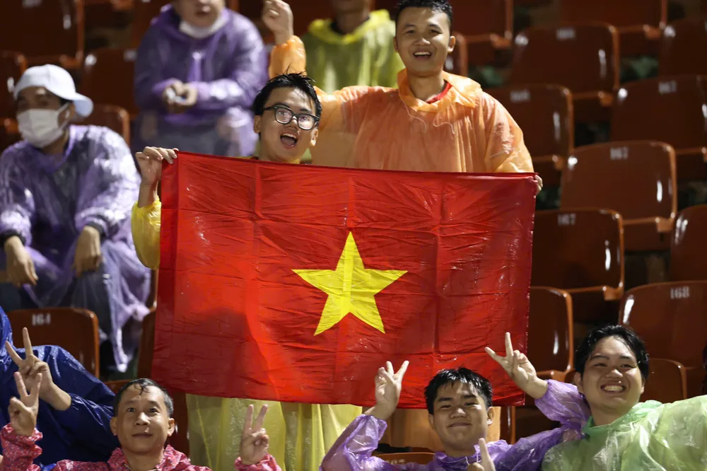 Người hâm mộ cổ vũ cho đội tuyển Việt Nam tại vòng loại Asian Cup 2027. ẢNH: DŨNG PHƯƠNG 