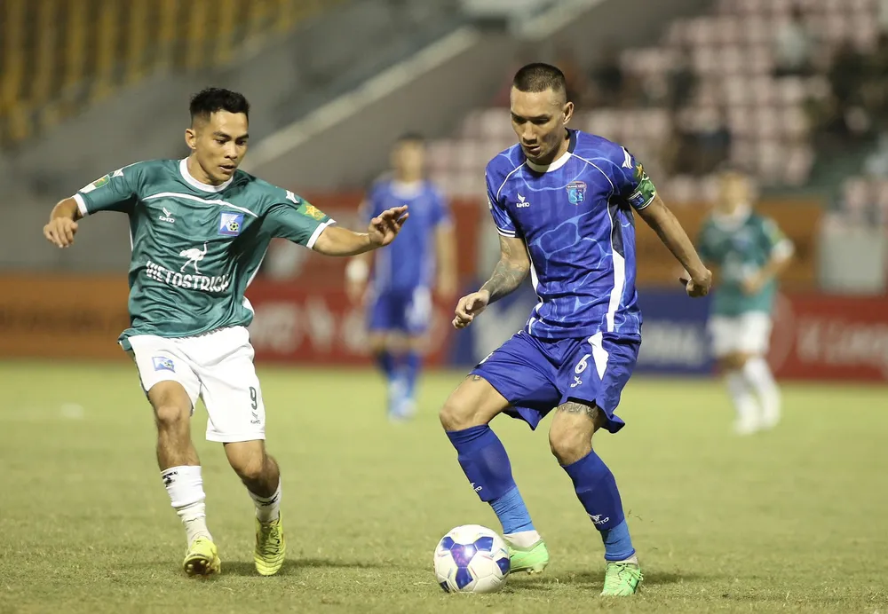 Các cầu thủ Khánh Hoà (bên trái) giành chiến thắng tại Quảng Ninh. ẢNH: TÂM HÀ