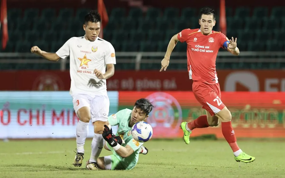 Tiền đạo Tiến Linh (áo đỏ) bị các cầu thủ Hà Tĩnh theo sát. ẢNH: DŨNG PHƯƠNG 