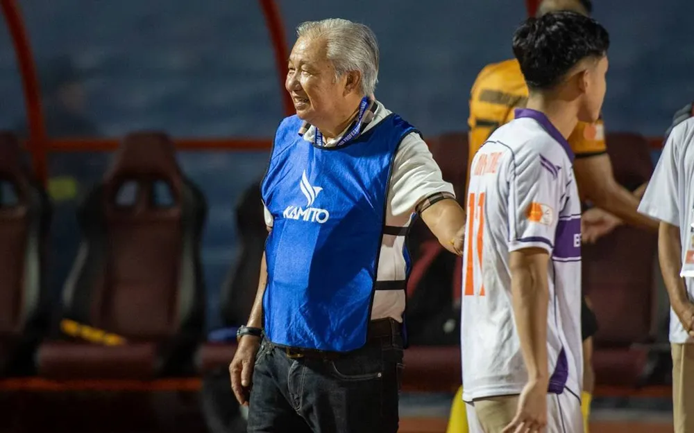 HLV Đặng Trần Chỉnh cùng Becamex TPHCM giành được 4 điểm sau 2 trận sân nhà liên tiếp. ẢNH: TÂM HÀ