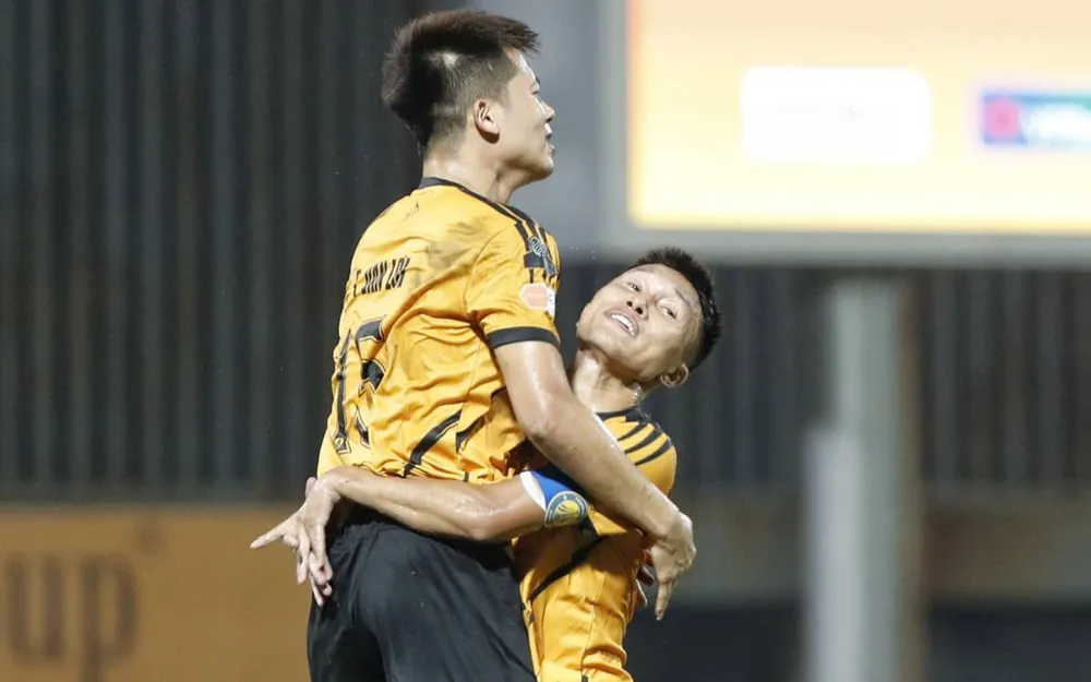 Thủ quân Doãn Ngọc Tân ôm Trịnh Văn Lợi ăn mừng đầy cảm xúc trên sân PVF. ẢNH: ANH TRẦN 