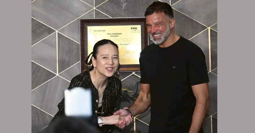 Madam Pang cùng HLV Anthony Hudson. ẢNH: FAT 