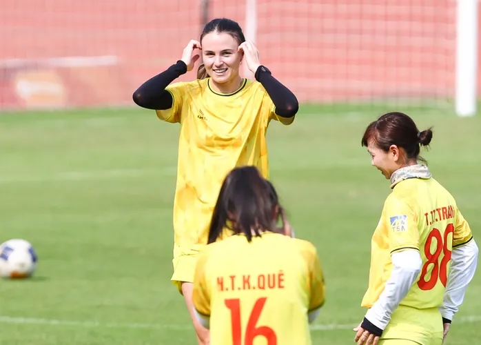 Trung vệ ngoại binh cao 1m80 Aubrey Goodwill của CLB nữ TPHCM. ẢNH: TÔ AN