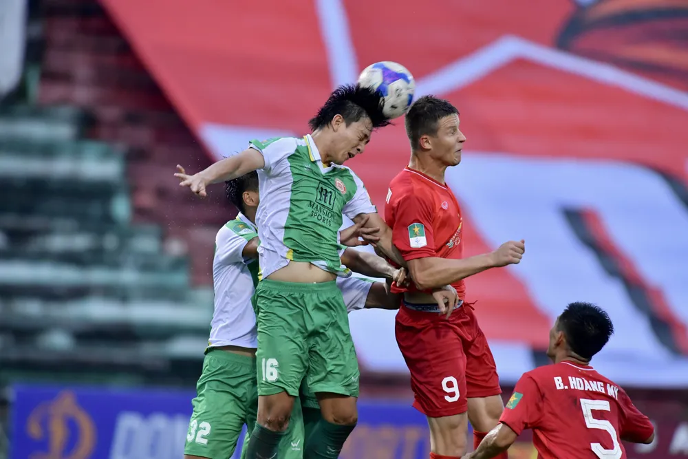 Thắng Long An (áo đỏ), CLB TPHCM tạm vươn lên dẫn đầu bảng. ẢNH: QUỲNH MAI