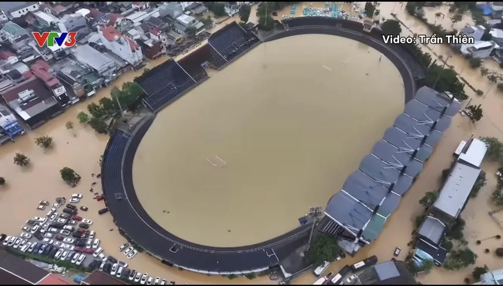 Sân Tự Do ngập sâu trong biển nước. ẢNH: TRẦN THIÊN