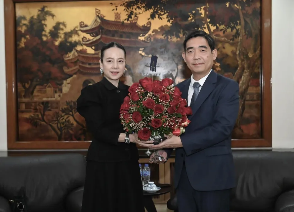 Đại sứ Phạm Việt Hùng, Đại sứ đặc mệnh toàn quyền nước CHXHCN Việt Nam tại Thái Lan và Chủ tịch Liên đoàn Bóng đá Thái Lan Nualphan Lamsam.