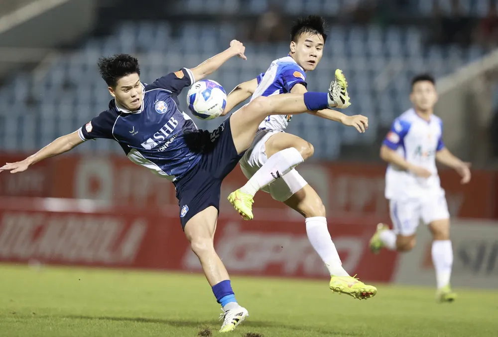 Đà Nẵng và SLNA chia điểm tại vòng 9 V-League 2025-2026. ẢNH: TÂM HÀ