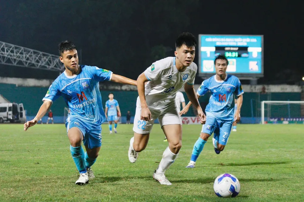 Nguyễn Khắc Khiêm (áo xanh) góp công lớn mang chiến thắng về cho Khánh Hòa. ẢNH: QUỲNH MAI