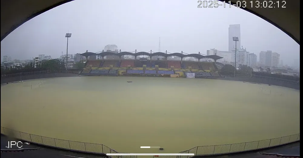 Camera tại sân Tự Do thời điểm nước ngập đợt thứ 3 vào chiều 3-11