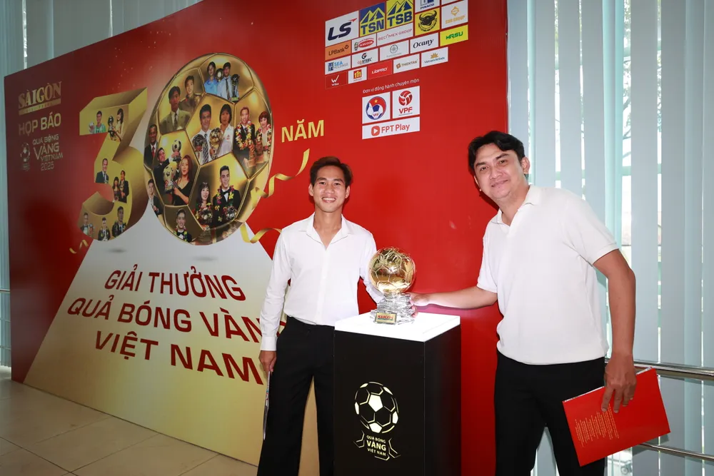 Cựu tuyển thủ Nguyễn Thành Long Giang cùng cựu tuyển thủ Nguyễn Tuấn Phong tham dự lễ ra mắt Quả bóng vàng Việt Nam 2025. ẢNH: DŨNG PHƯƠNG