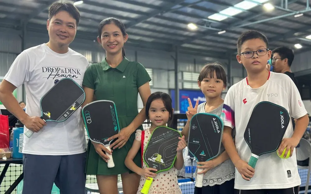 Một gia đình tham dự Giải Pickleball tranh Cúp Báo Phụ nữ TPHCM lần thứ 3. ẢNH: TÂM HÀ