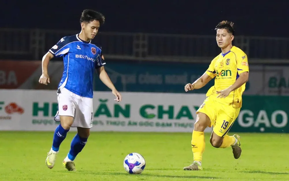 Becamex TPHCM đón nhận thất bại đáng tiếc trước đội chủ nhà SLNA. ẢNH: TÂM HÀ 
