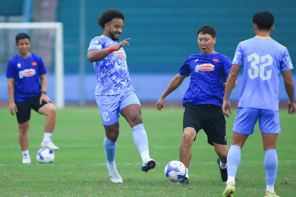 HLV Kim Sang-sik tranh chấp cùng Nguyễn Xuân Son khi "đá ma". ẢNH: TÂM HÀ