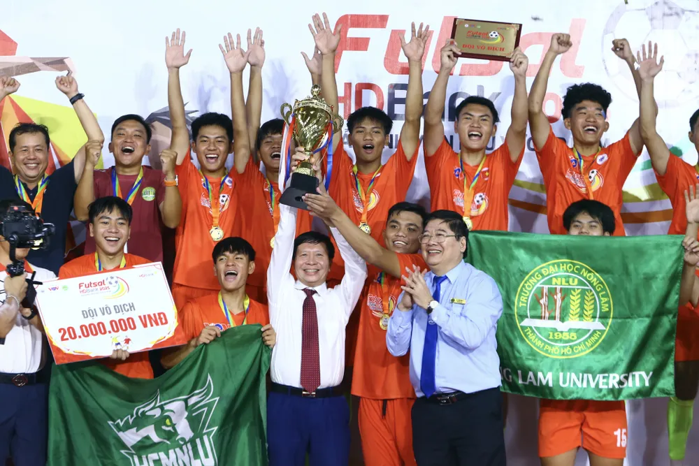 Trường Đại học Nông Lâm TPHCM đăng quang Giải futsal sinh viên TPHCM năm 2025. ẢNH: TÂM HÀ 