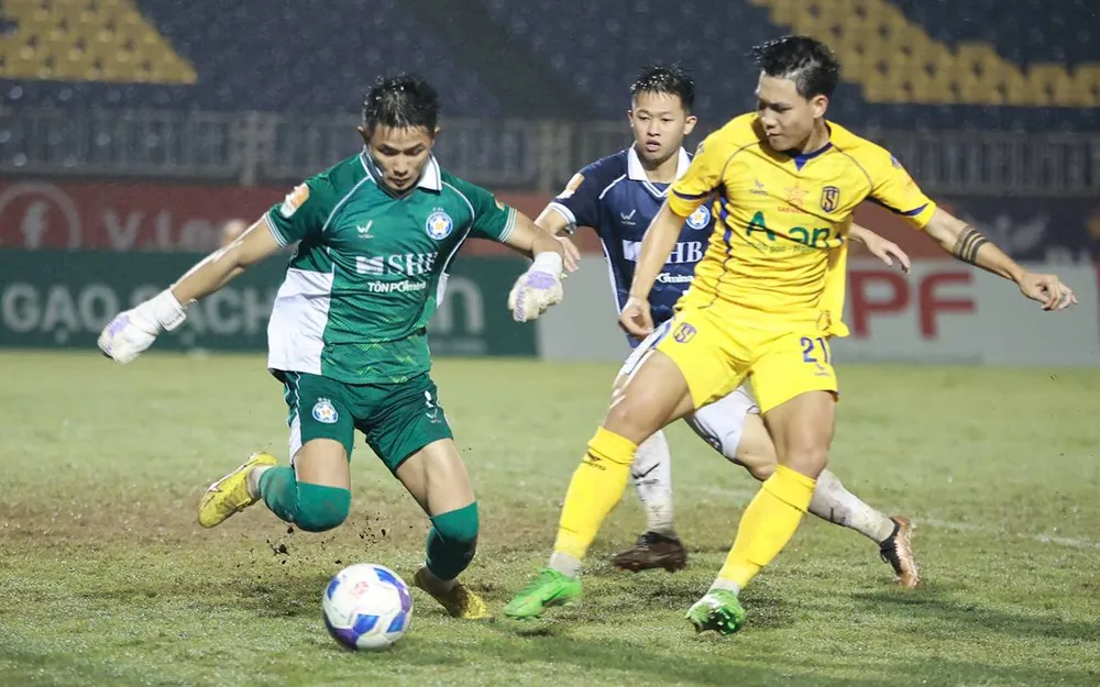 SLNA (áo vàng) đón nhận thất bại ngay trên sân Vinh trước Đà Nẵng. ẢNH: TÂM HÀ