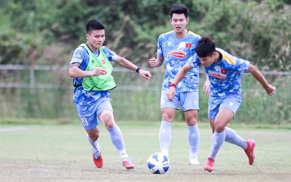 Nguyễn Quang Hải cùng các tuyển thủ Việt Nam tập buổi đầu tiên tại Lào. ẢNH: NHẬT ĐOÀN