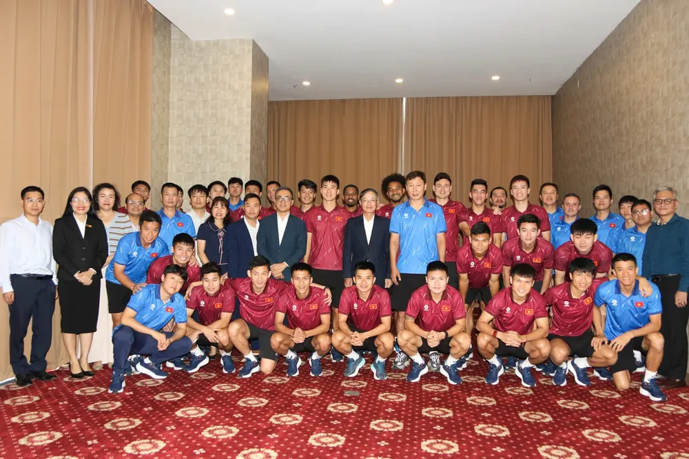 Đại sứ quán Việt Nam tại Lào thăm, động viên đội tuyển Việt Nam. ẢNH: NHẬT ĐOÀN