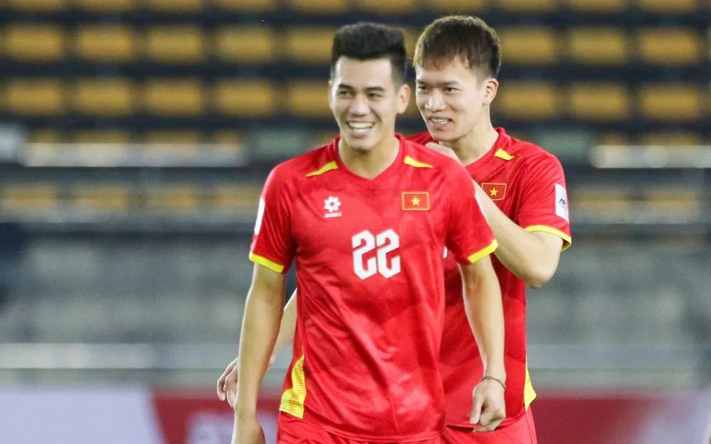 Tiến Linh cùng Hoàng Đức thoải mái trước trận đấu với đội chủ nhà Lào. ẢNH: NHẬT ĐOÀN