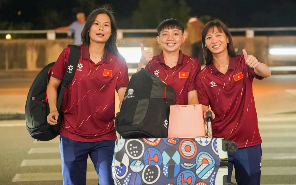 Nữ tuyển thủ Trần Thị Thu Xuân (bên trái) và Trần Thị Thùy Trang (bên phải) thoải mái trước giờ lên đường sang Trung Quốc tập huấn. ẢNH: QUỐC KHANH 