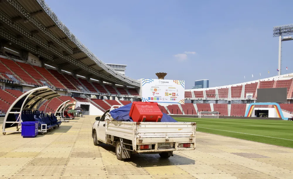 Một xe chuyên dụng chở thiết bị, phụ kiện vào bên trong sân Rajamangala. ẢNH: DŨNG PHƯƠNG 