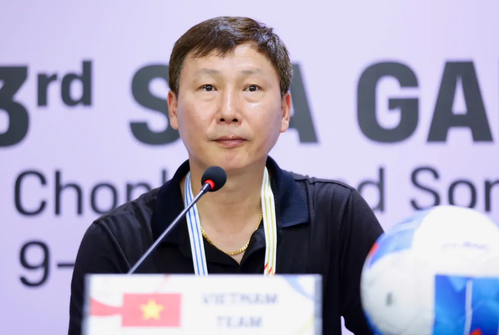 HLV Kim Sang-sik hài lòng với chiến thắng đầu tiên của U22 Việt Nam tại SEA Games 33. ẢNH: DŨNG PHƯƠNG 