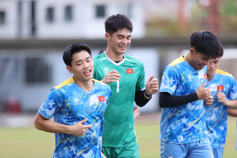 Tiền đạo Nguyễn Đình Bắc cùng thủ môn Trần Trung Kiên thoải mái ở buổi tập vào chiều 4-12. ẢNH: DŨNG PHƯƠNG