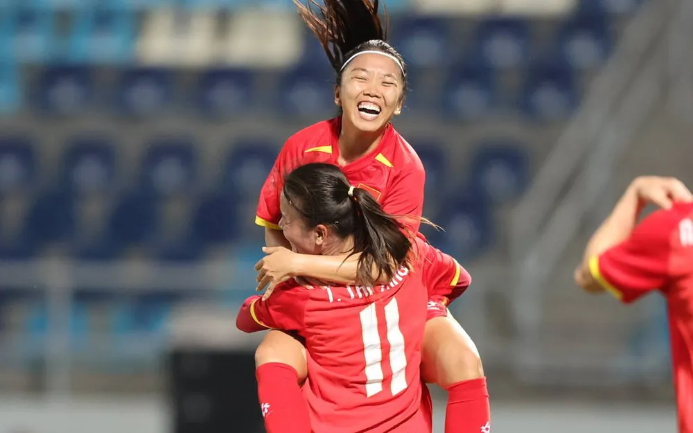 Tiền đạo Huỳnh Như chia vui cùng bàn thắng của Thái Thị Thảo. ẢNH: DŨNG PHƯƠNG 