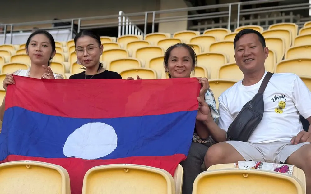 Gia đình của Damoth Thongkhamsavath trên sân Rajamangala vào chiều 6-12. ẢNH: HỮU THÀNH 