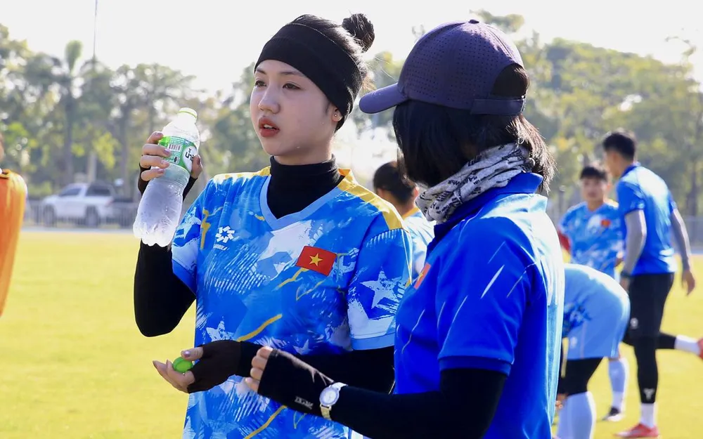 Đội tuyển nữ Việt Nam "đội nắng" trở lại sân tập. ẢNH: DŨNG PHƯƠNG 